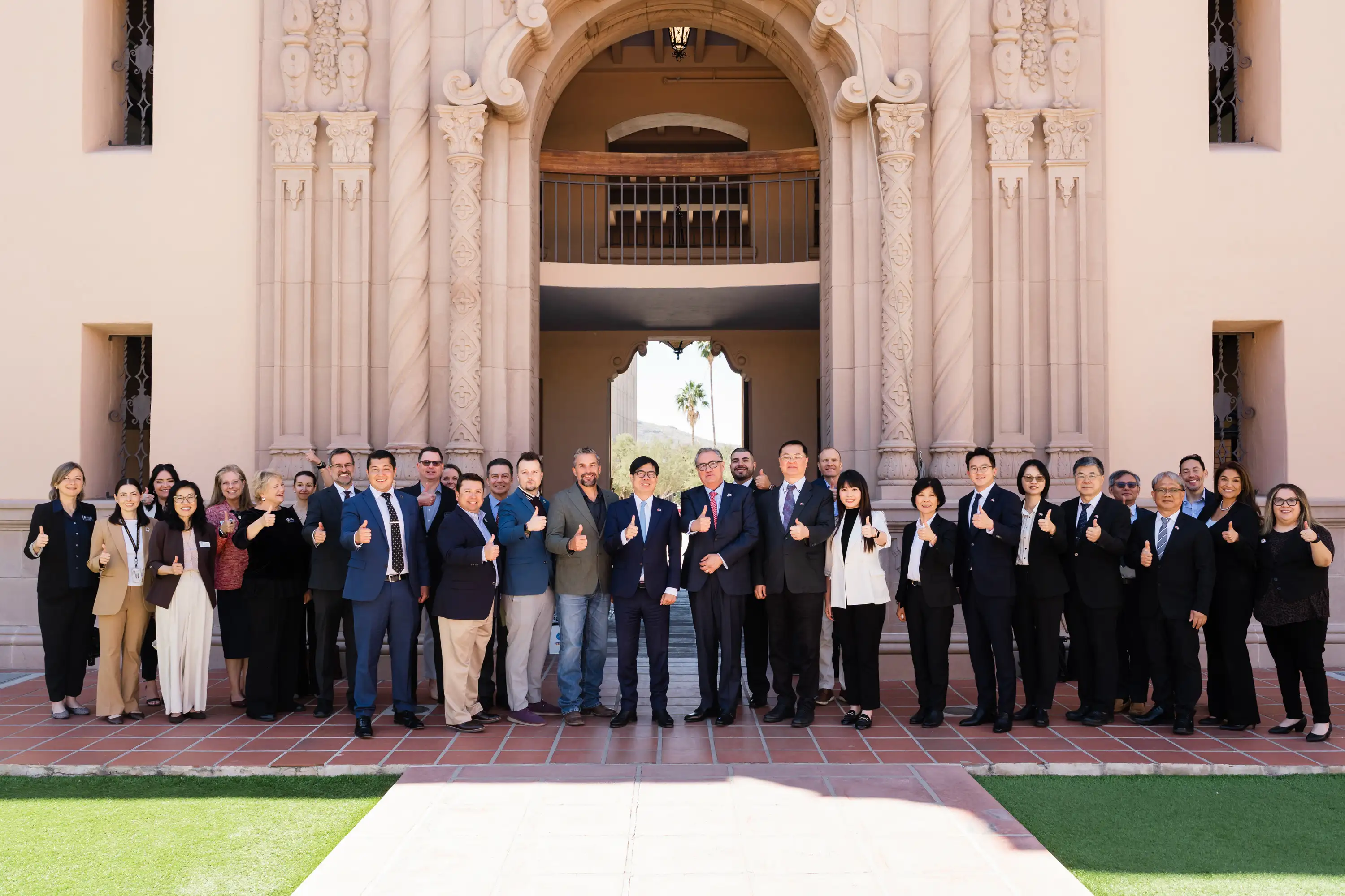 市長陳其邁率領市府團隊，與美國亞利桑那州商務廳、皮馬郡府、土桑市政府、亞利桑那大學及國立中山大學共同在當地皮馬郡歷史法院共同簽署「六方半導體生態系與全球人才夥伴合作備忘錄」。（圖/高雄市政府提供）