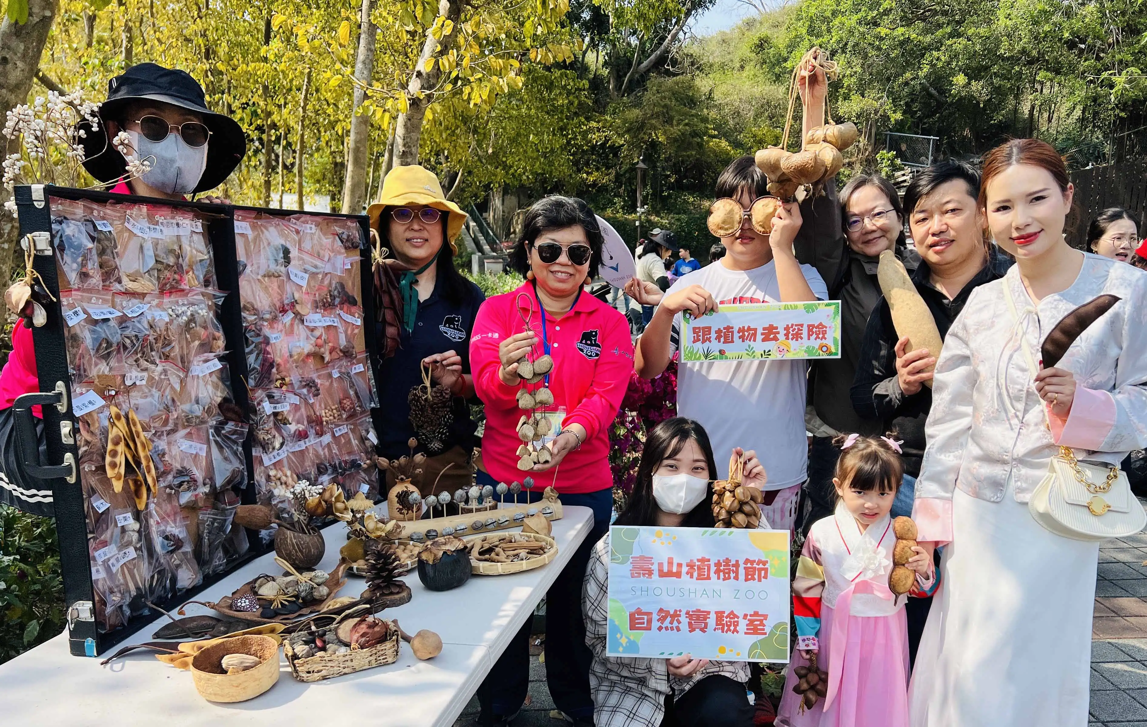 壽山動物園14日舉辦「森植我心 構築自然力」植樹節活動，設置自然體驗與植物手作攤位，民眾透過認識種子與植物素材，親身體驗生態教育，吸引不少親子家庭參與。（圖/高雄市觀光局提供）