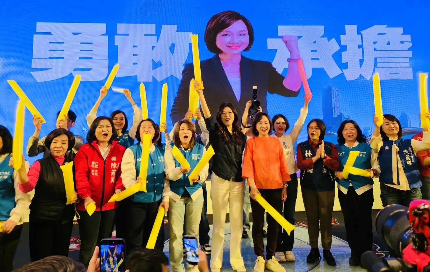 國民黨主席鄭麗文15日在高雄出席活動，呼籲選民團結支持柯志恩，「有志一同、翻轉高雄」。（記者吳文生攝）