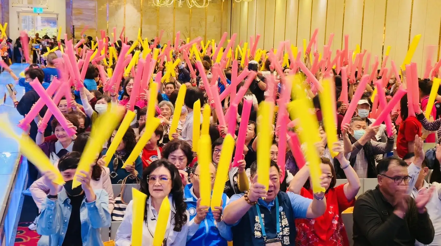 國民黨15日在高雄舉辦活動，現場支持者揮舞加油棒熱情應援，氣氛熱烈，展現團結支持柯志恩的聲勢。（記者吳文生攝）