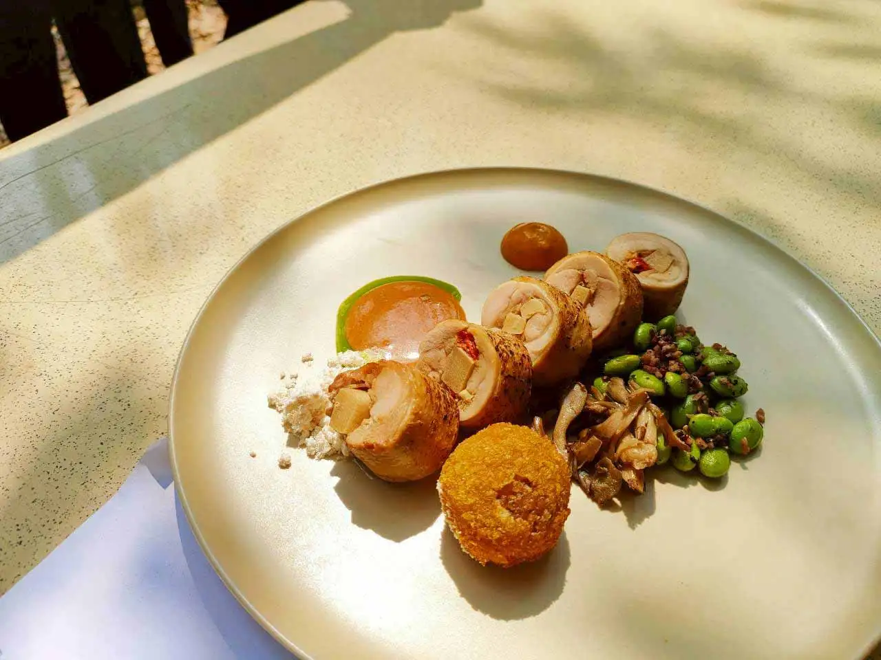 崑大餐飲系師生推出主菜桶仔烤雞捲麻油關廟筍(圖/崑山科技大學提供)