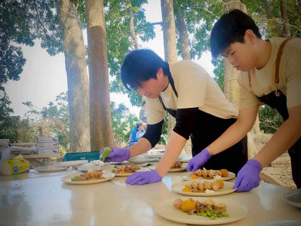 馬永曾副主任(左)帶領學生設計與製作創意套餐(圖/崑山科技大學提供)