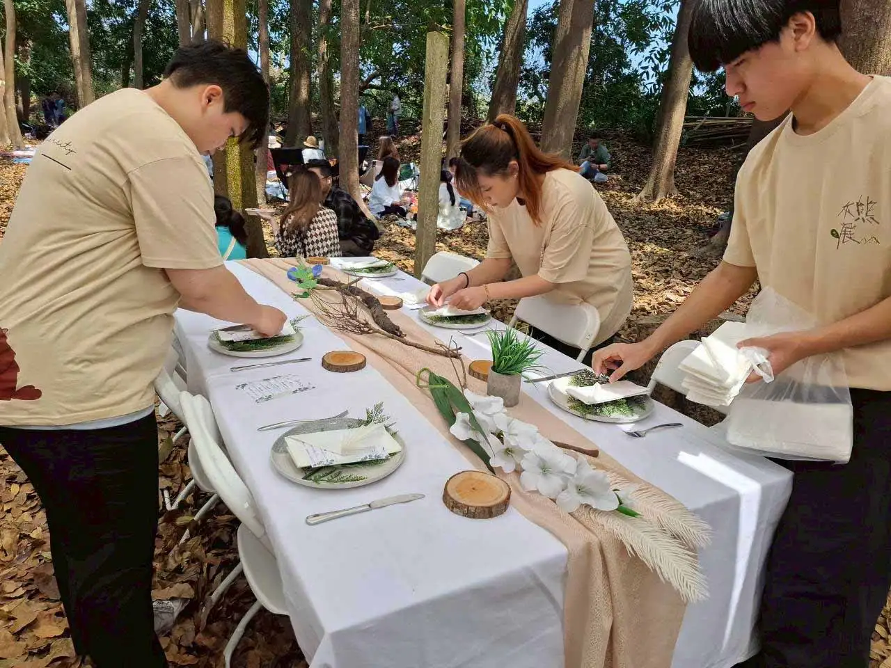 外場團隊協助擺設(圖/崑山科技大學提供)