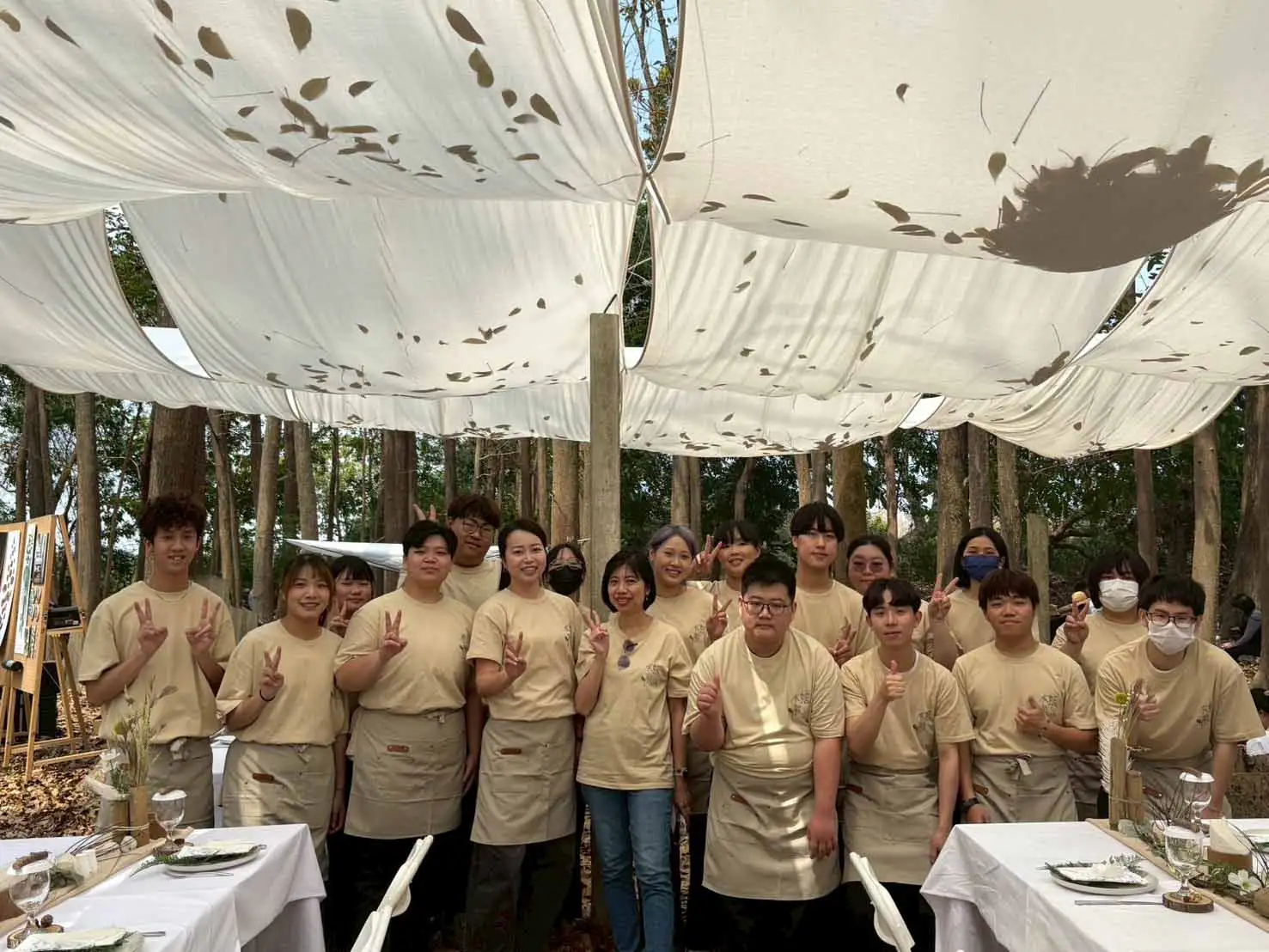 崑大餐飲系外場團隊順利於森林戶外環境中進行服務(圖/崑山科技大學提供)