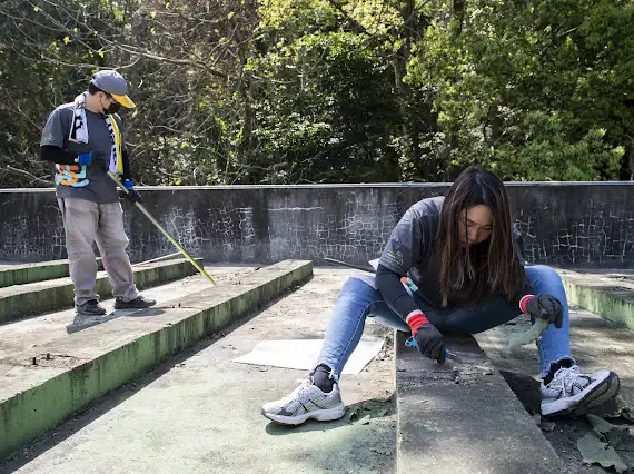 遠雄文教公益基金會號召企業志工投入新竹縣五峰國小校園修繕行動，還邀請校內七名少棒隊學童一同參與，補強了校園設施與建物結構。(圖/遠雄文教基金會提供)