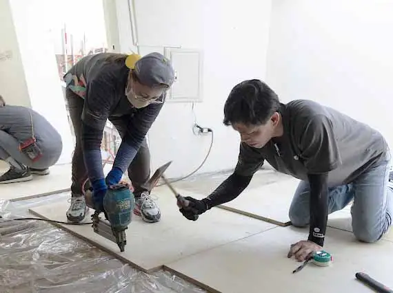 遠雄文教公益基金會號召企業志工投入新竹縣五峰國小校園修繕行動，還邀請校內七名少棒隊學童一同參與，補強了校園設施與建物結構。(圖/遠雄文教基金會提供)