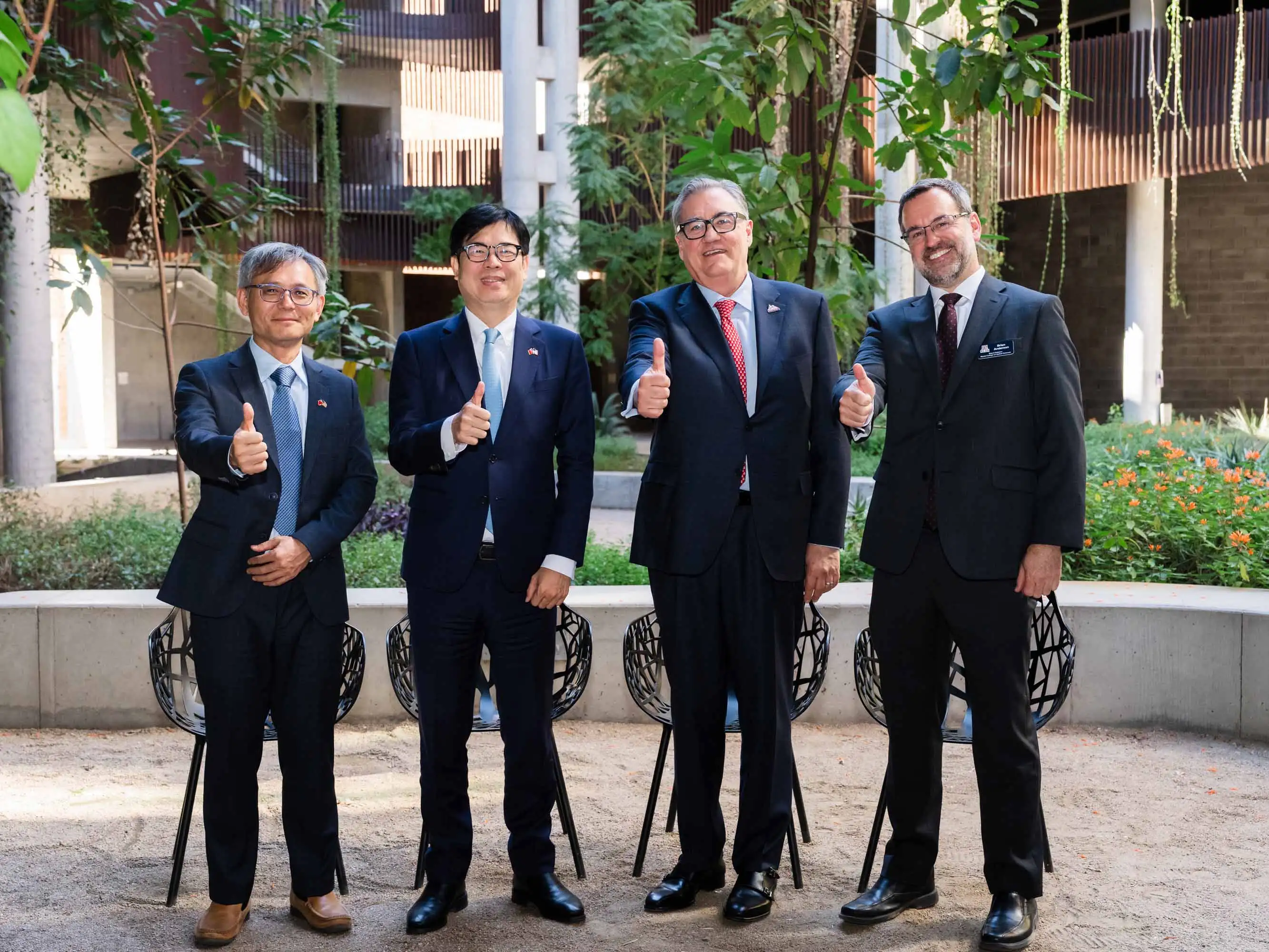 市長陳其邁率參訪團訪問全球光學研究權威亞利桑那大學，開啟中山大學與亞利桑那大學的合作。（圖/高雄市府提供）