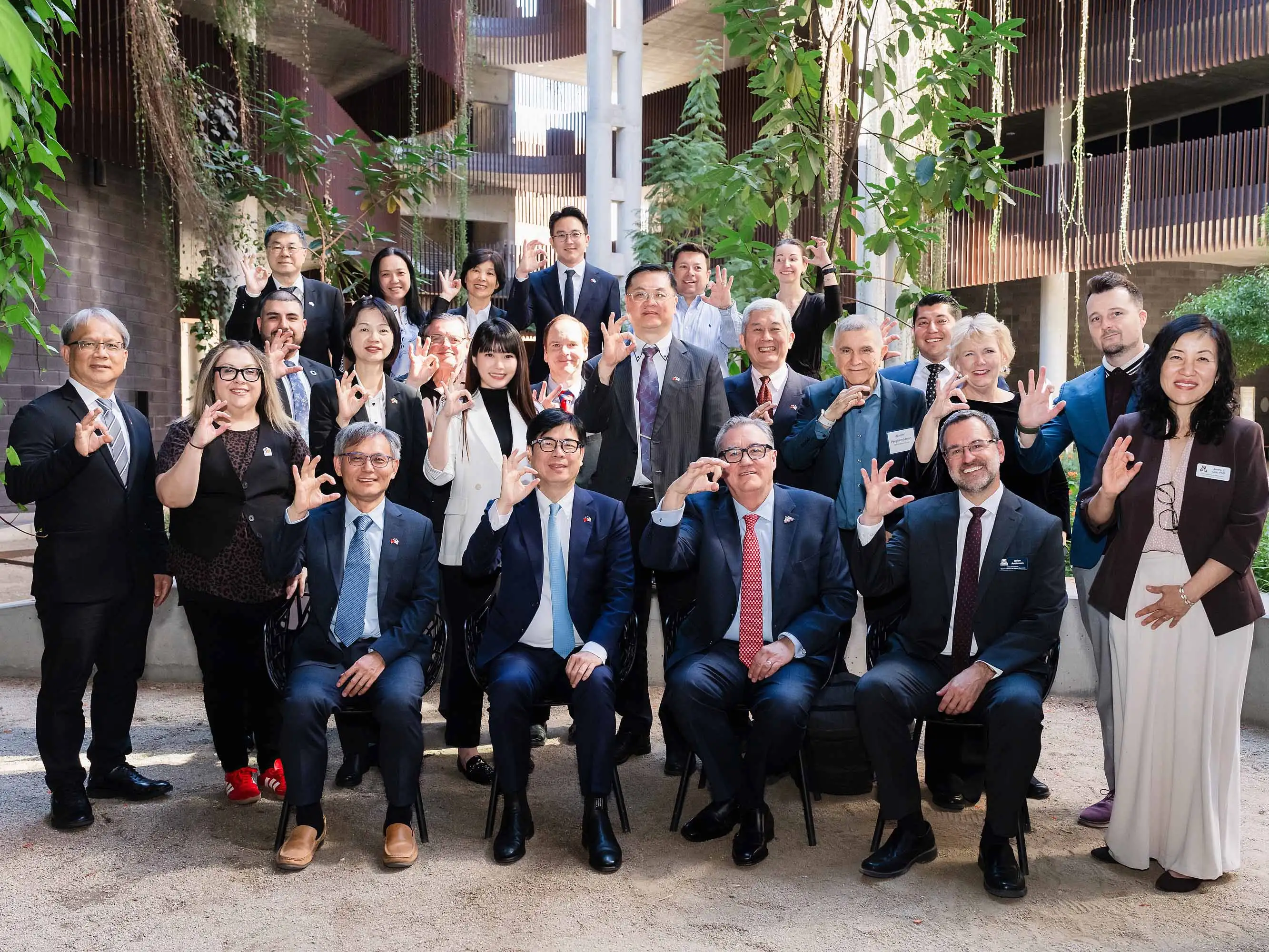 市長陳其邁率參訪團訪問全球光學研究權威亞利桑那大學，開啟中山大學與亞利桑那大學的合作。（圖/高雄市府提供）