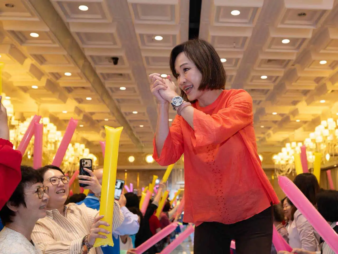 柯志恩呼籲市民成為她的「分身」，透過一通電話、一個轉發，一起翻轉高雄的未來。（圖/柯志恩團隊提供）