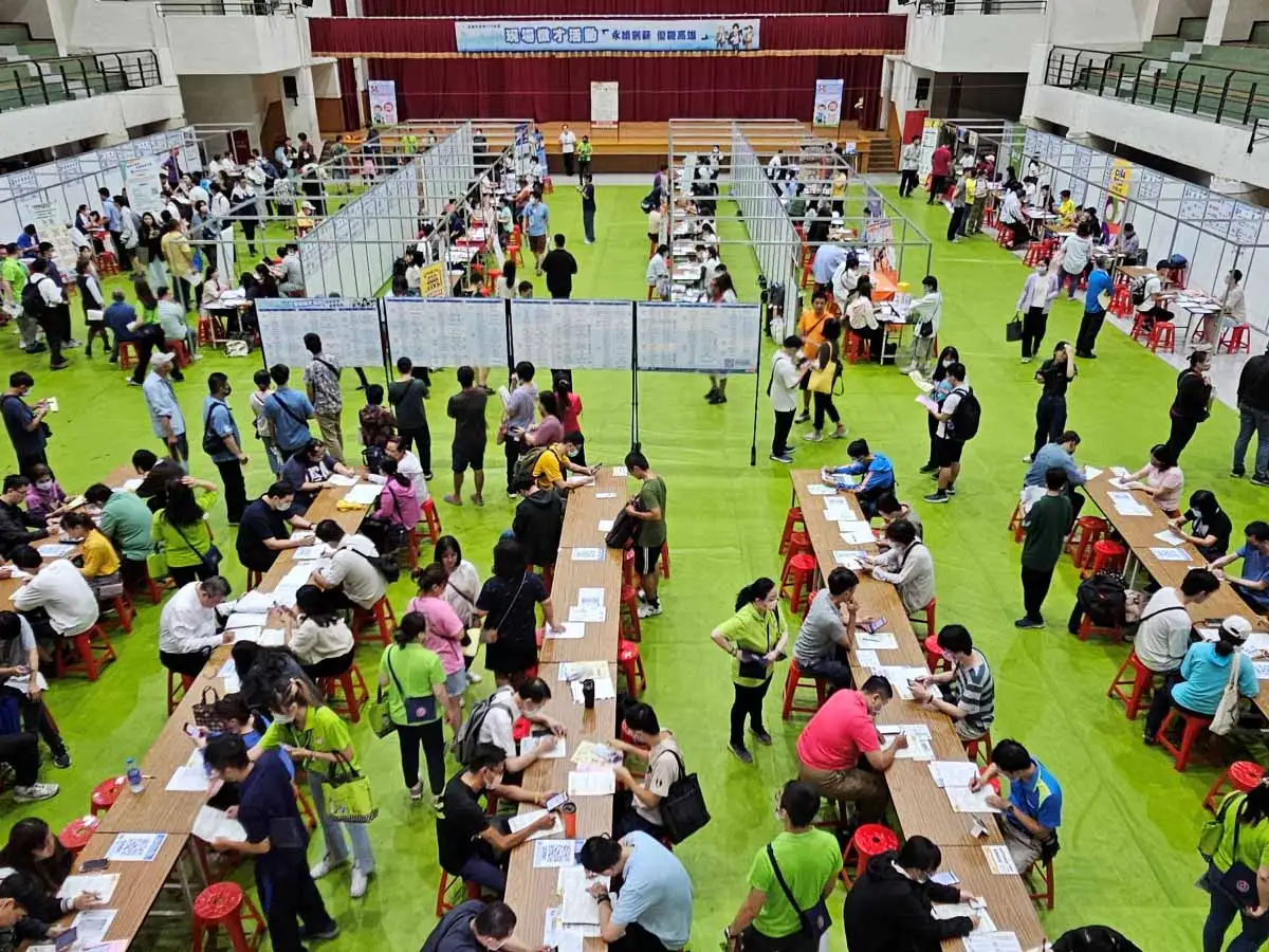 高雄市勞工局3月21日於福誠高中舉辦大型徵才活動，釋出逾千職缺，吸引求職民眾把握機會到場面試。（圖/高雄市勞工局提供）