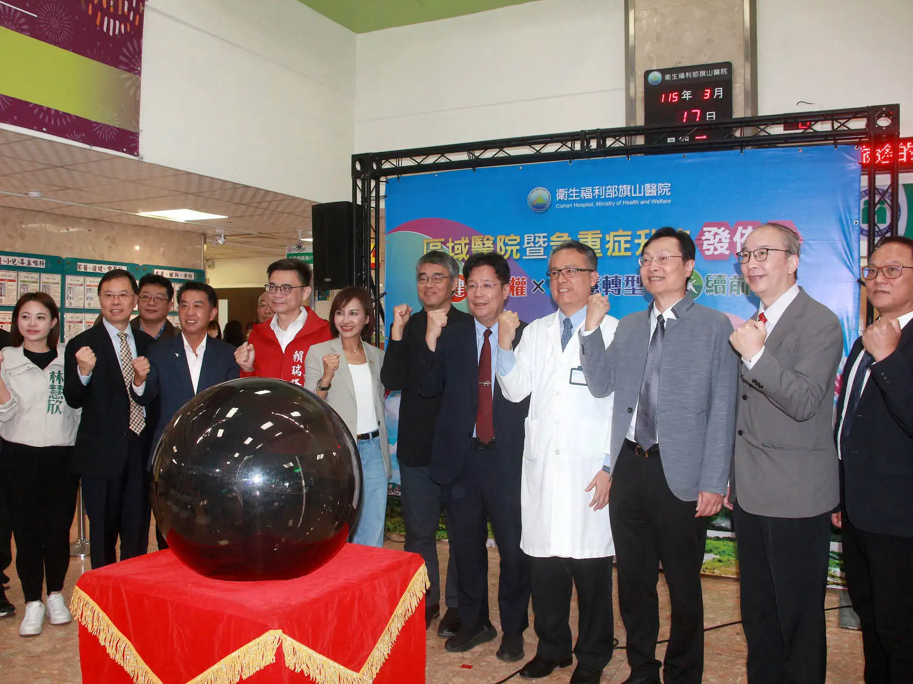 衛生福利部旗山醫院升格為區域教學醫院，高雄市副市長李懷仁出席記者會，肯定其深耕地方醫療並期盼持續提升醫療量能。（圖/旗山醫院提供）