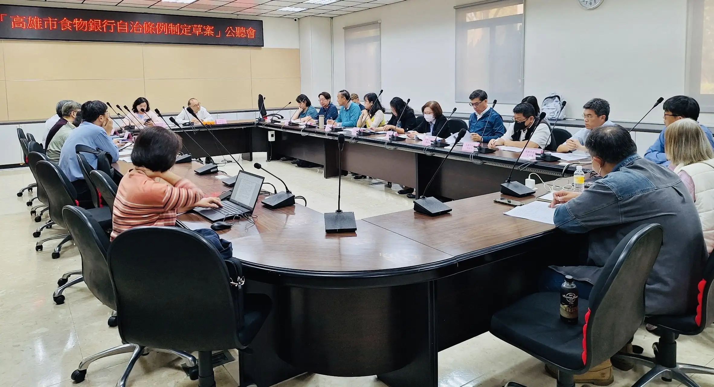 高雄市議會舉辦食物銀行自治條例草案公聽會，由議員黃柏霖主持、議員陳麗珍出席。（圖/高雄市議會提供）