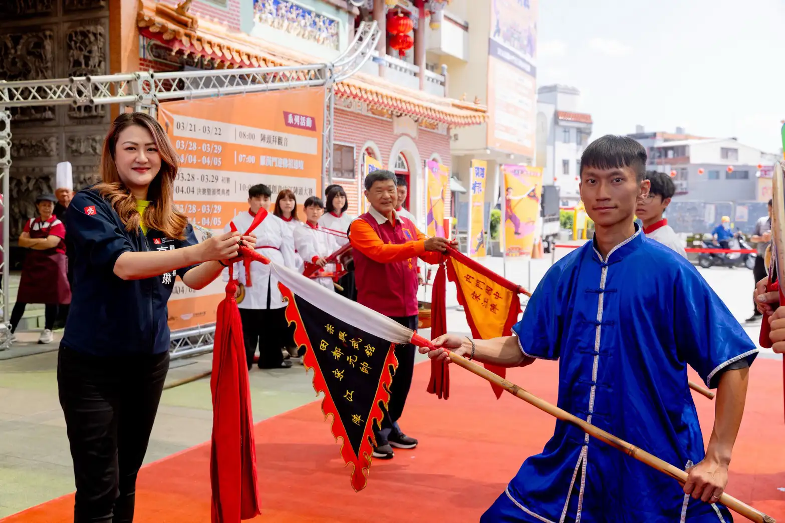 內門宋江陣21日開幕，觀光局長高閔琳與內門紫竹寺主委劉銀城共同為陣頭旗結綵。（圖/高雄市觀光局提供）