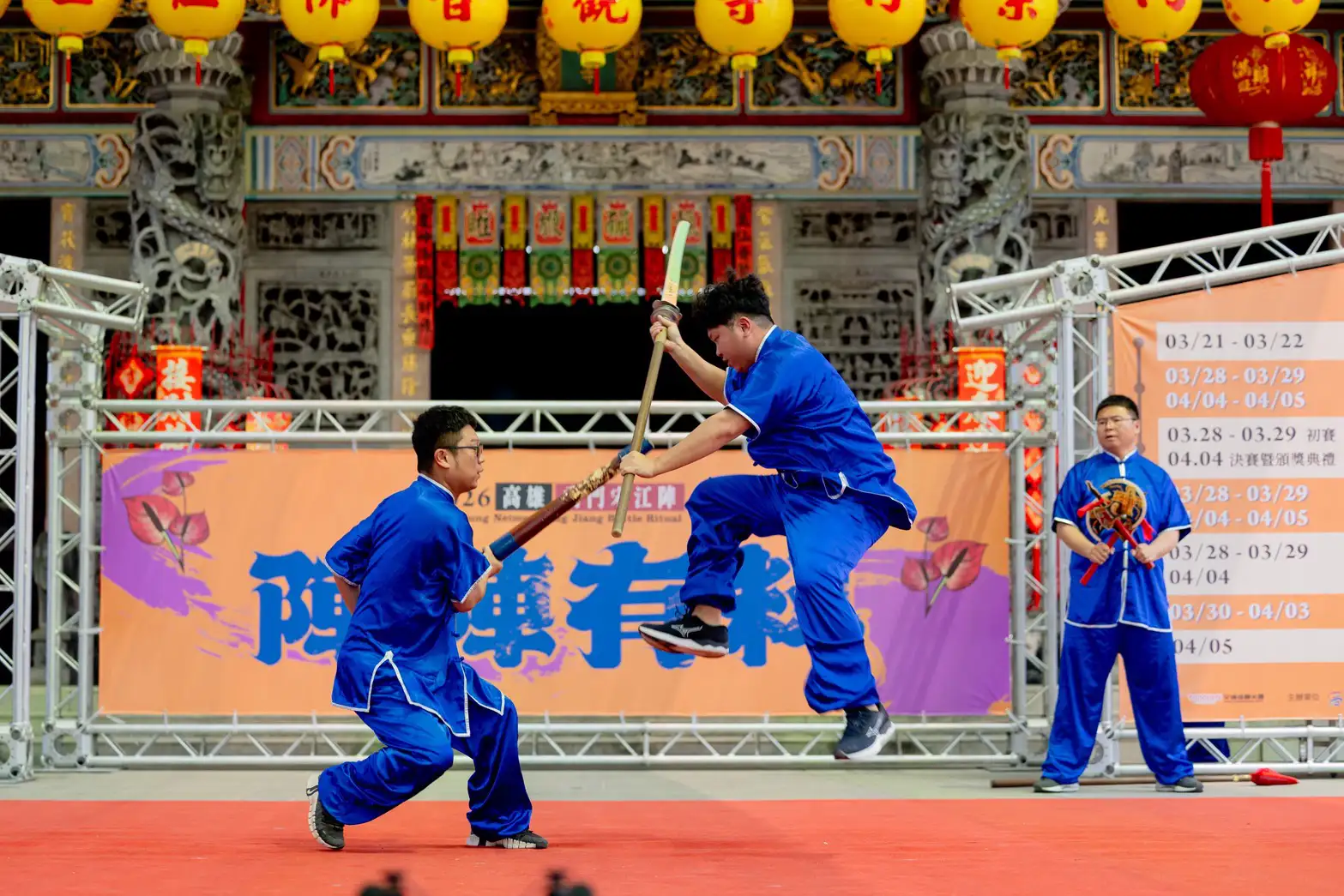高雄內門宋江陣活動登場，參賽隊伍於舞台上展演武術對打與陣法動作，動作俐落、氣勢十足，展現傳統宋江文化的力與美。（圖/高雄市觀光局提供）