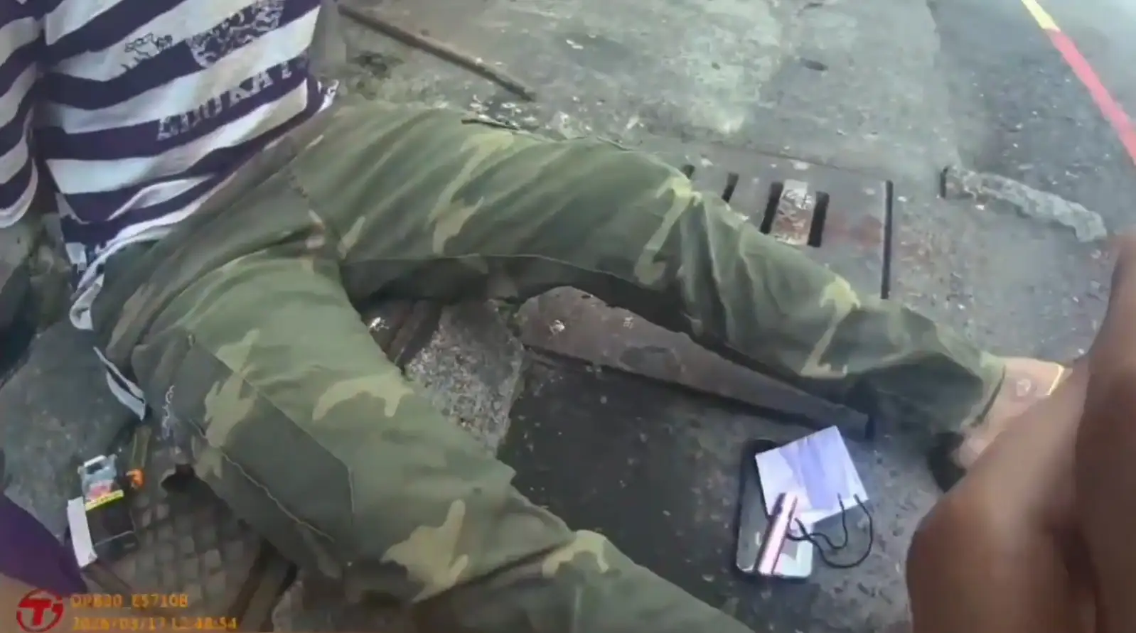 高雄警方巡邏時查獲通緝犯，並當場在其隨身物品中起出毒品依托咪酯煙彈，隨即依毒品危害防制條例將其移送法辦，並解送相關單位歸案。(圖/新興分局提供)