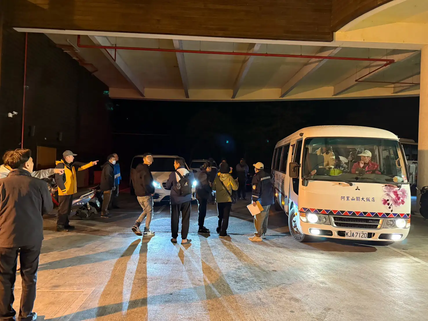 嘉義阿里山森林遊樂區內飯店深夜發生火警，警消聯手疏散近200名旅客，所幸無人受傷。(圖/竹崎分局提供)