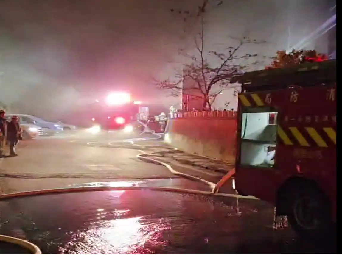 嘉義阿里山森林遊樂區內飯店深夜發生火警，消防車到場佈線灌救。(圖/嘉義縣消防局提供)