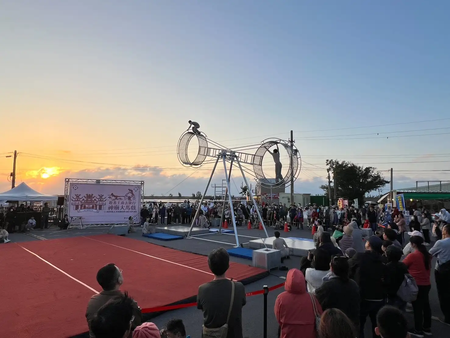 北門王爺藝饗節安排神廟大馬戲等戶外演出，吸引大批民眾到場觀賞，帶動濱海觀光人潮。（圖/雲管處提供）