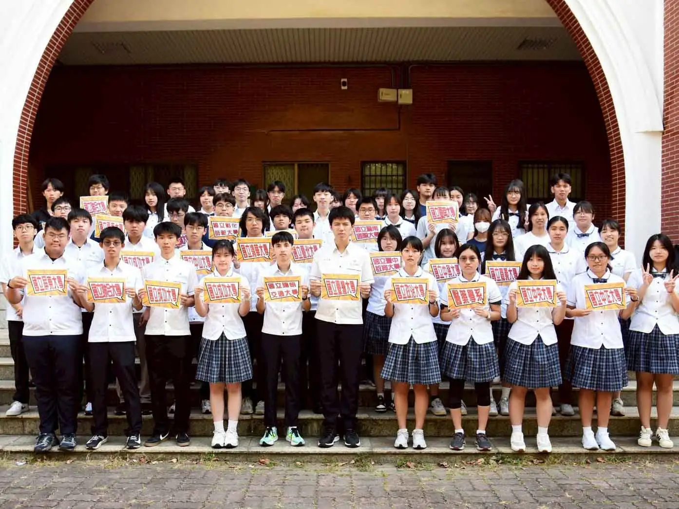 長榮中學115年度繁星推薦成績亮眼，學生錄取臺大電機、清大材料及多所國立大學與醫藥學群，展現六年一貫培育成果。（圖/長榮中學提供）