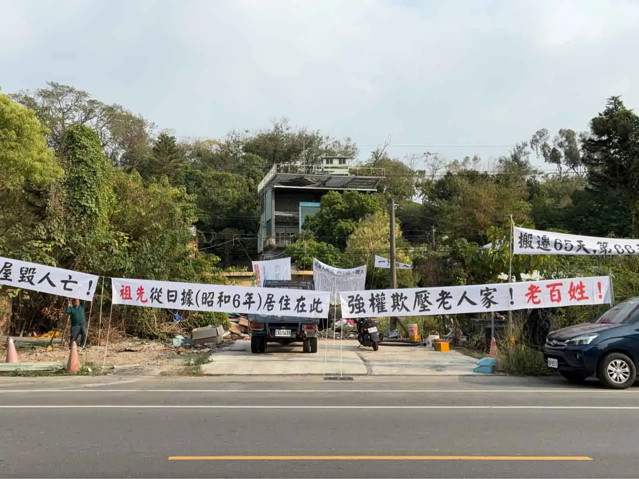 市議員陳麗娜質疑，市府未給仁武區澄清巷居民足夠時間自行搬遷，急於清空土地的作法引發爭議。（圖/陳麗娜提供）