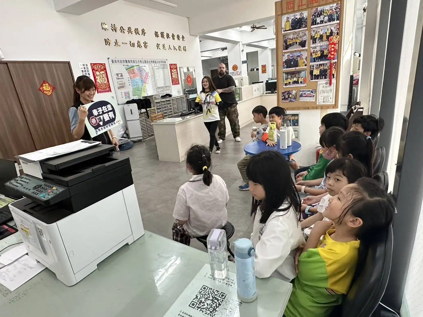 員警向學童說明毒品可能偽裝成糖果等樣態，提醒提高警覺，建立拒毒與自我保護意識。（圖/第五分局提供）