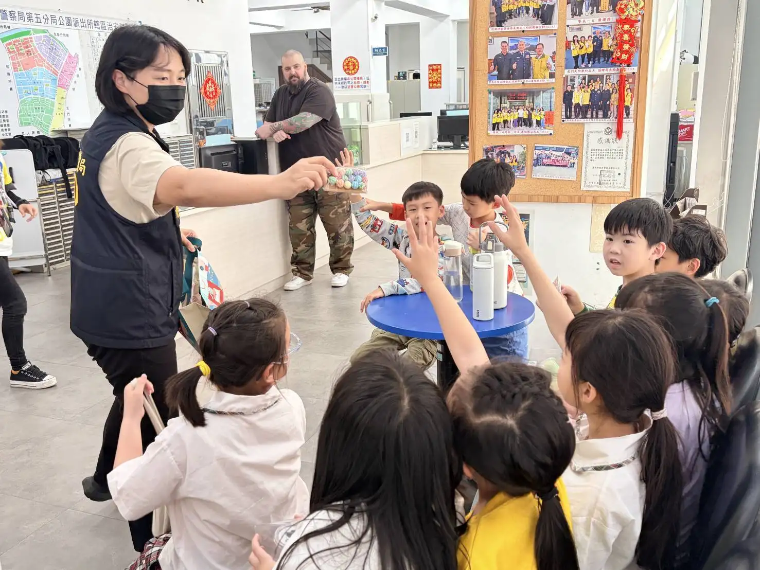 學童走進派出所參與交通安全與反詐騙宣導，透過標語與互動學習正確安全觀念。（圖/第五分局提供）