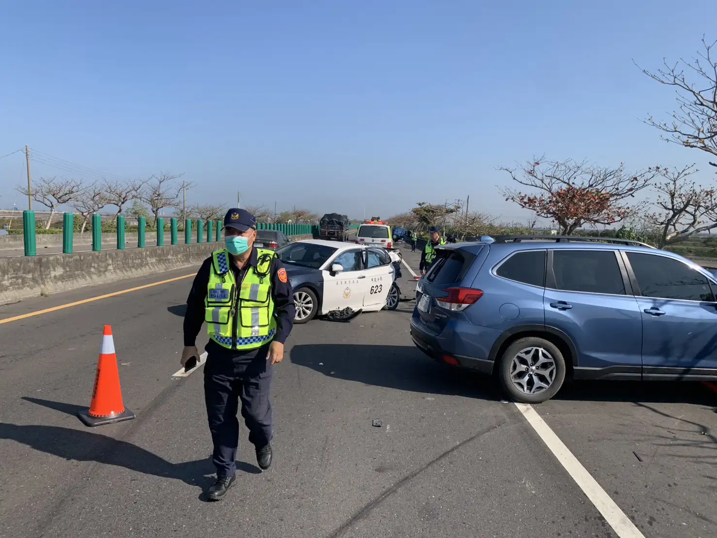 嘉義台61線西濱快速道路發生二次事故，員警處理交通事故時遭後方自小客車追撞，現場警車受損，所幸無人傷亡。（圖/布袋分局提供）