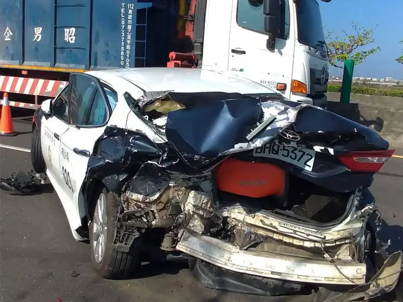 布袋警台61處理事故遭後車追撞  警車車尾全毀幸傷亡