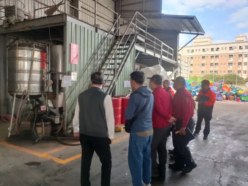 市府聯合會勘疑似有應申報而未申報危險物品的工廠(圖)市政府經發局提供