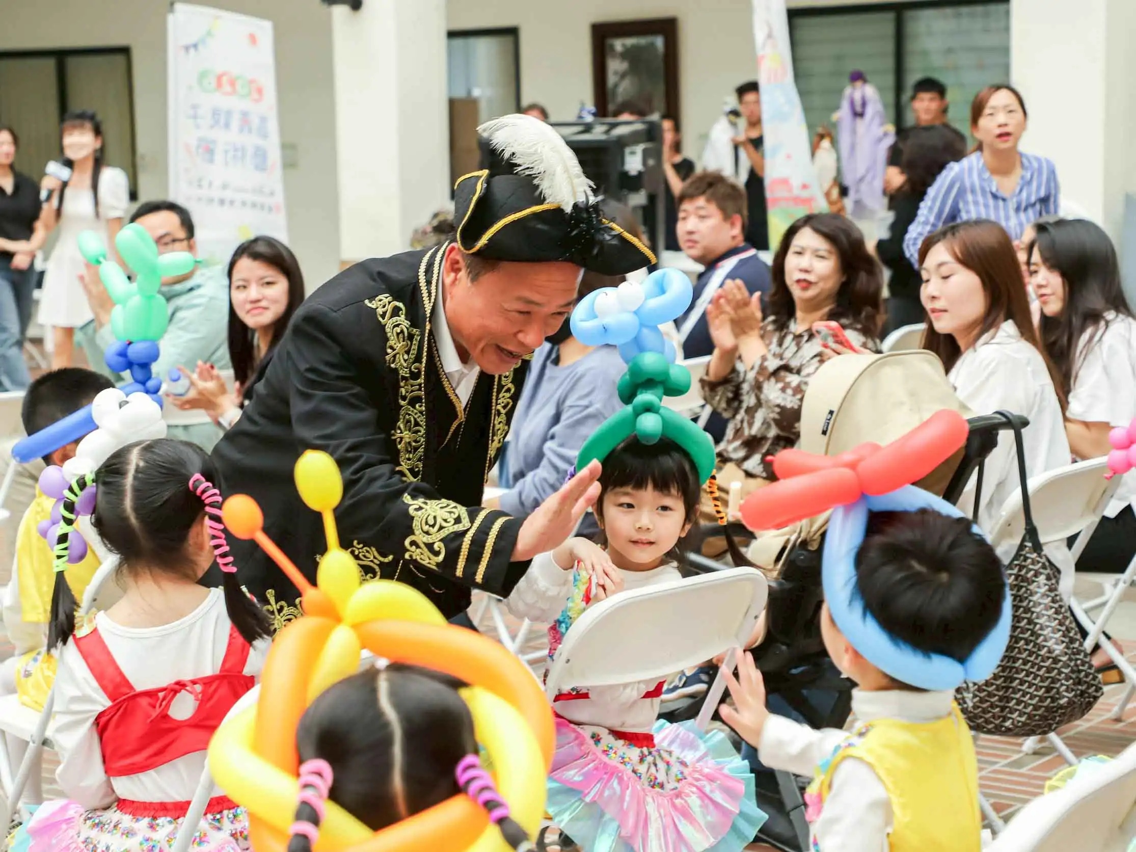 嘉義縣長翁章梁出席親子藝術節記者會，與學童互動同樂，現場氣氛溫馨熱絡。（圖/嘉義縣政府提供）
