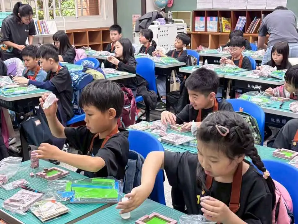 遠雄文教公益基金會前往新北市板橋國小，課程帶領卅名三年級學童，體驗結合永續思維與空間美學的建築實作課。（圖/遠雄基金會提供）