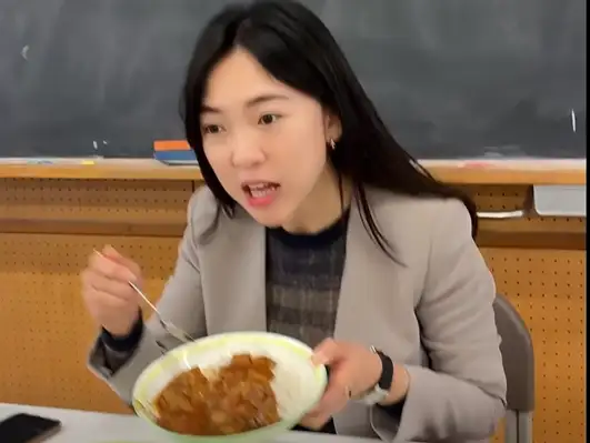 高雄市議員白喬茵赴日本東京多摩市第一小學參訪，並與學生一同享用營養午餐。（圖/取自白喬茵臉書）