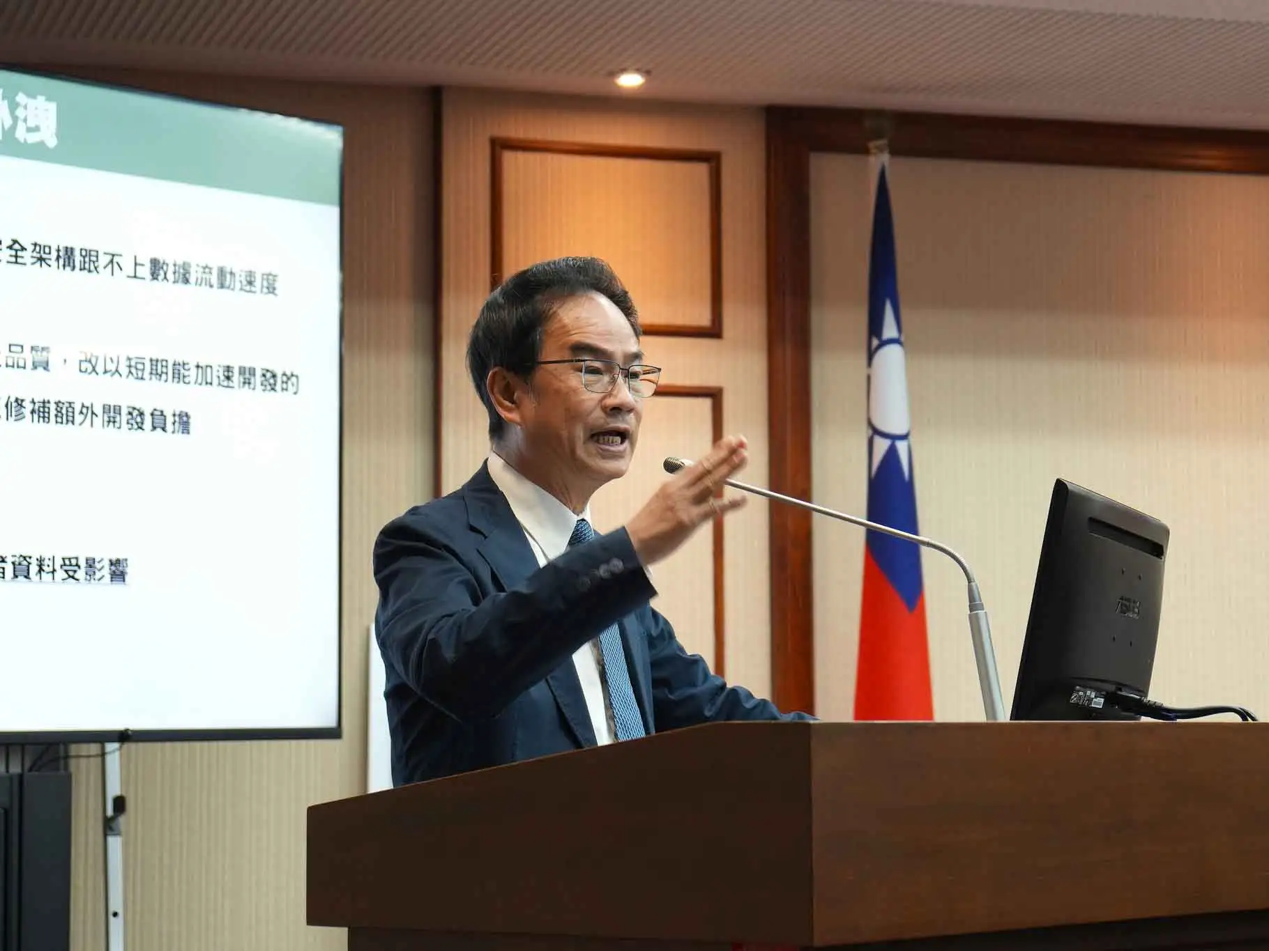 立委李昆澤要求數位發展部妥善處理跨境電商個資外洩事件，並儘速向國人說明相關影響。（圖/李昆澤團隊提供）