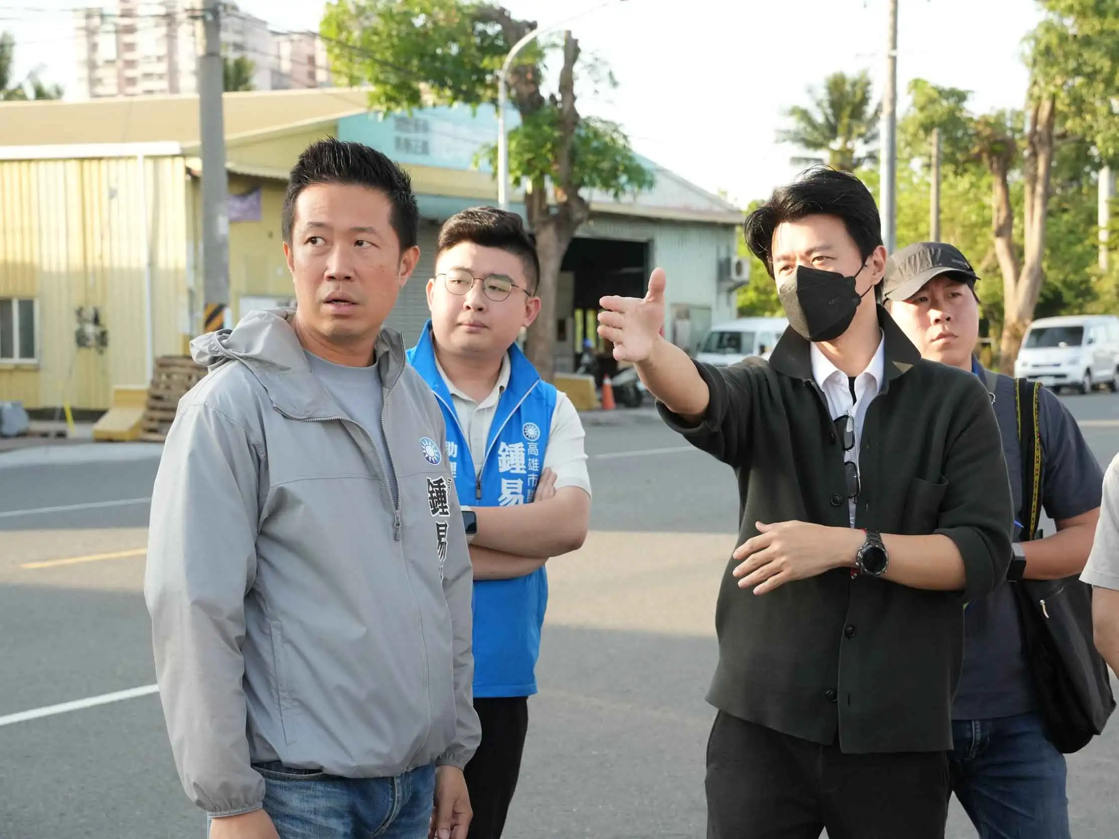 高雄市議員鍾易仲邀集相關單位前往鳳山青年夜市會勘，研議改善方案，盼帶動夜間經濟均衡發展。（圖/鍾易仲提供）