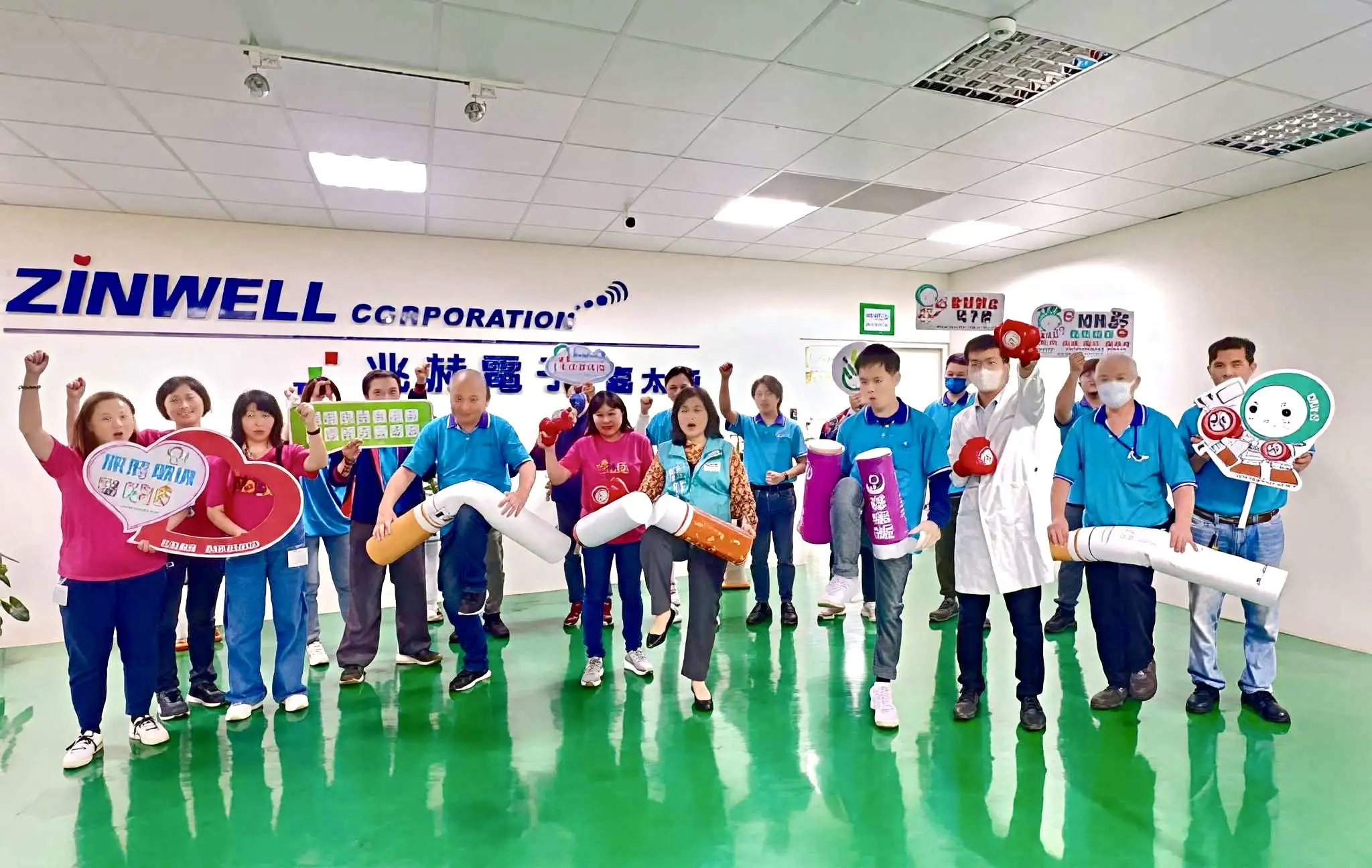 衛生局長趙紋華（中）在「來嘉戒菸」活動中與企業員工以行動展現「擊退菸害」決心，並號召打造無菸職場與健康生活環境。(圖/嘉義縣衛生局提供)