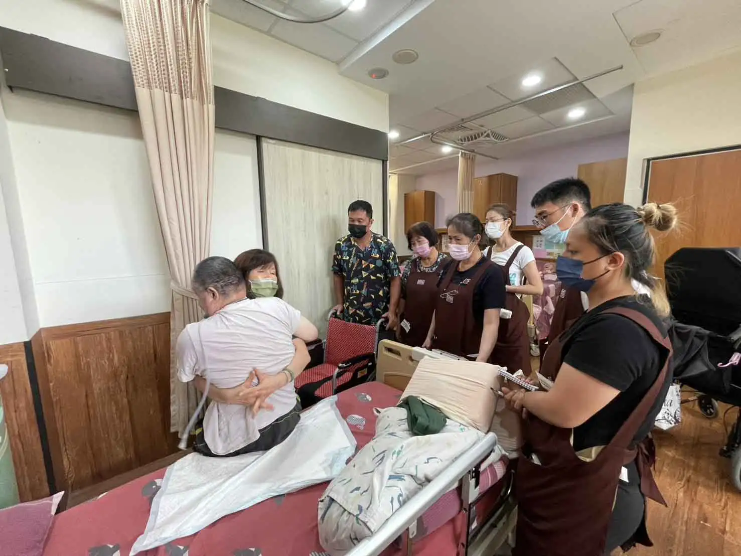 講師示範照顧服務操作流程，強化學員專業實務能力。（圖/高雄市勞工局提供）