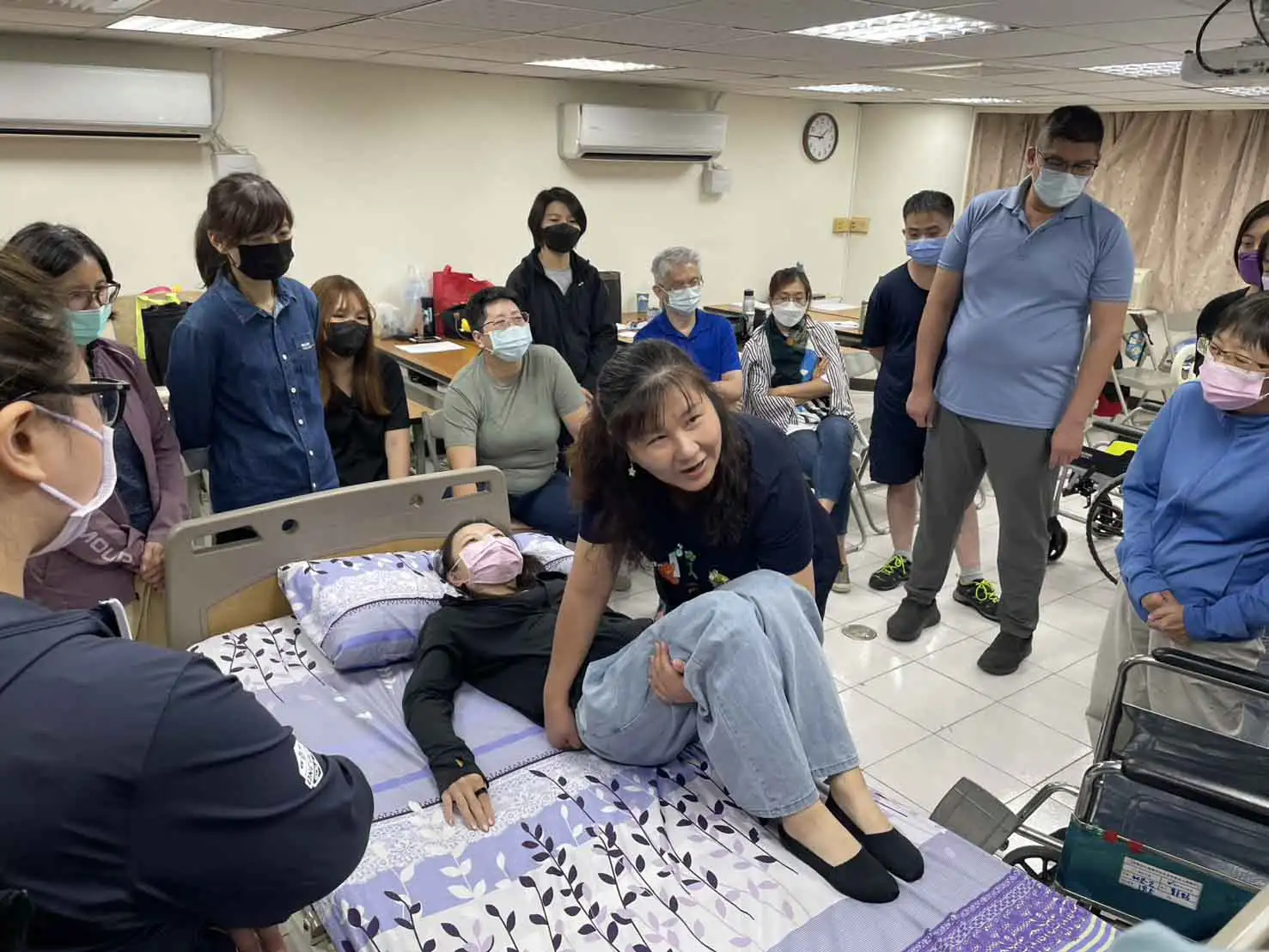 透過情境式教學與實作訓練，提升照服員職場即戰力。（高雄市勞工局提供）