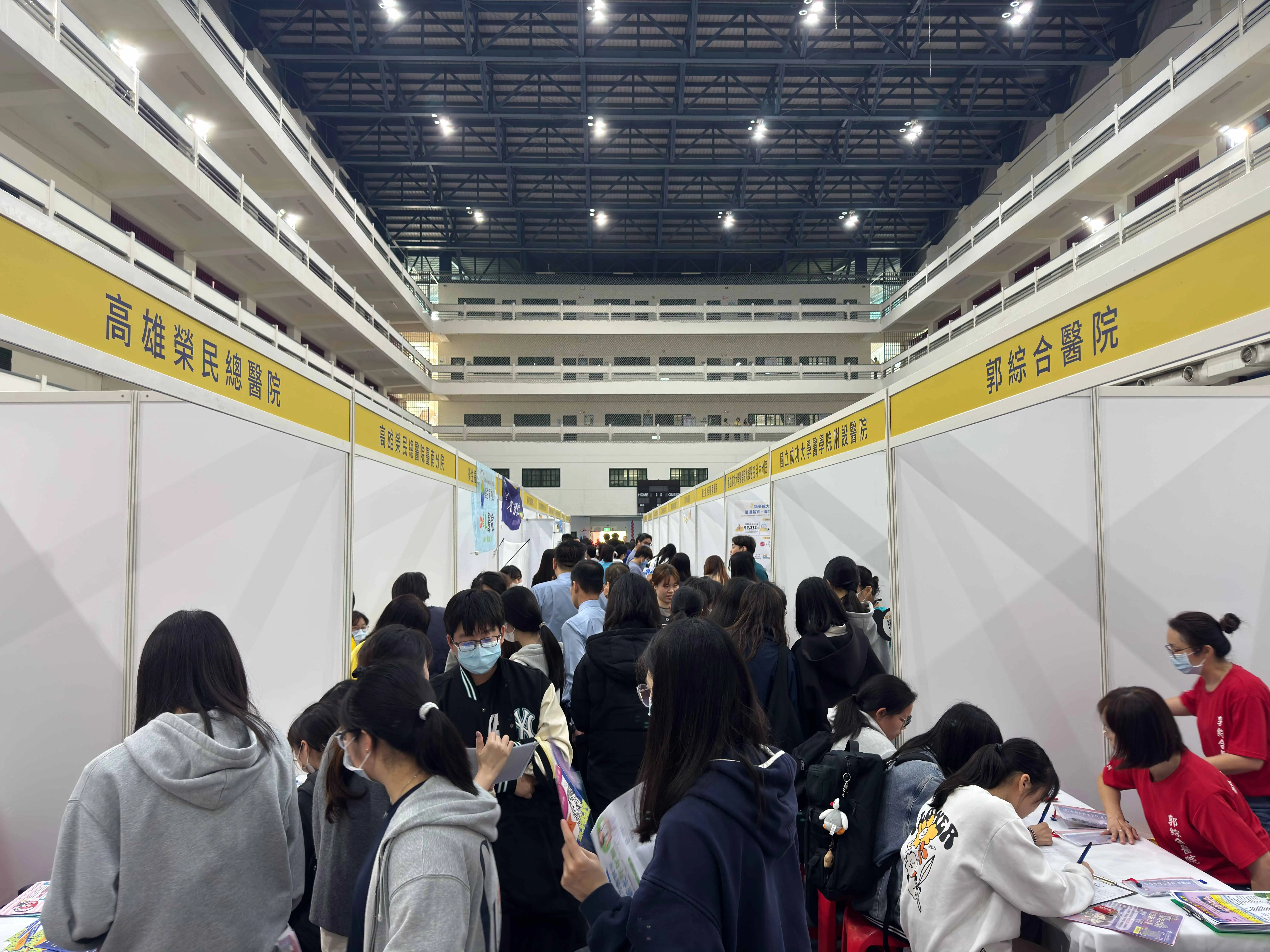 徵才現場學生穿梭各企業攤位了解職缺並投遞履歷，展現畢業即就業的積極氛圍。(記者張振興攝)