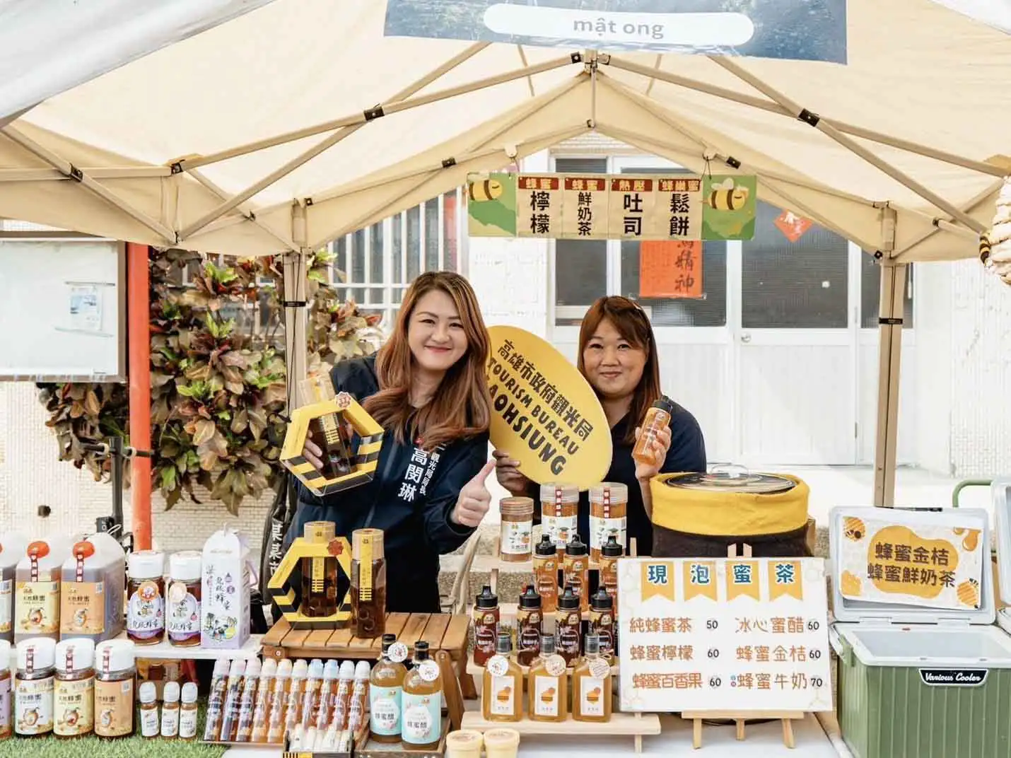 交通部觀光署攜手越南主力旅行社，於十九日在高雄內門紫竹寺廟埕舉辦台味辦桌盛宴，邀400名越南旅客體驗在地美食與宋江陣文化。（圖/觀光局提供）