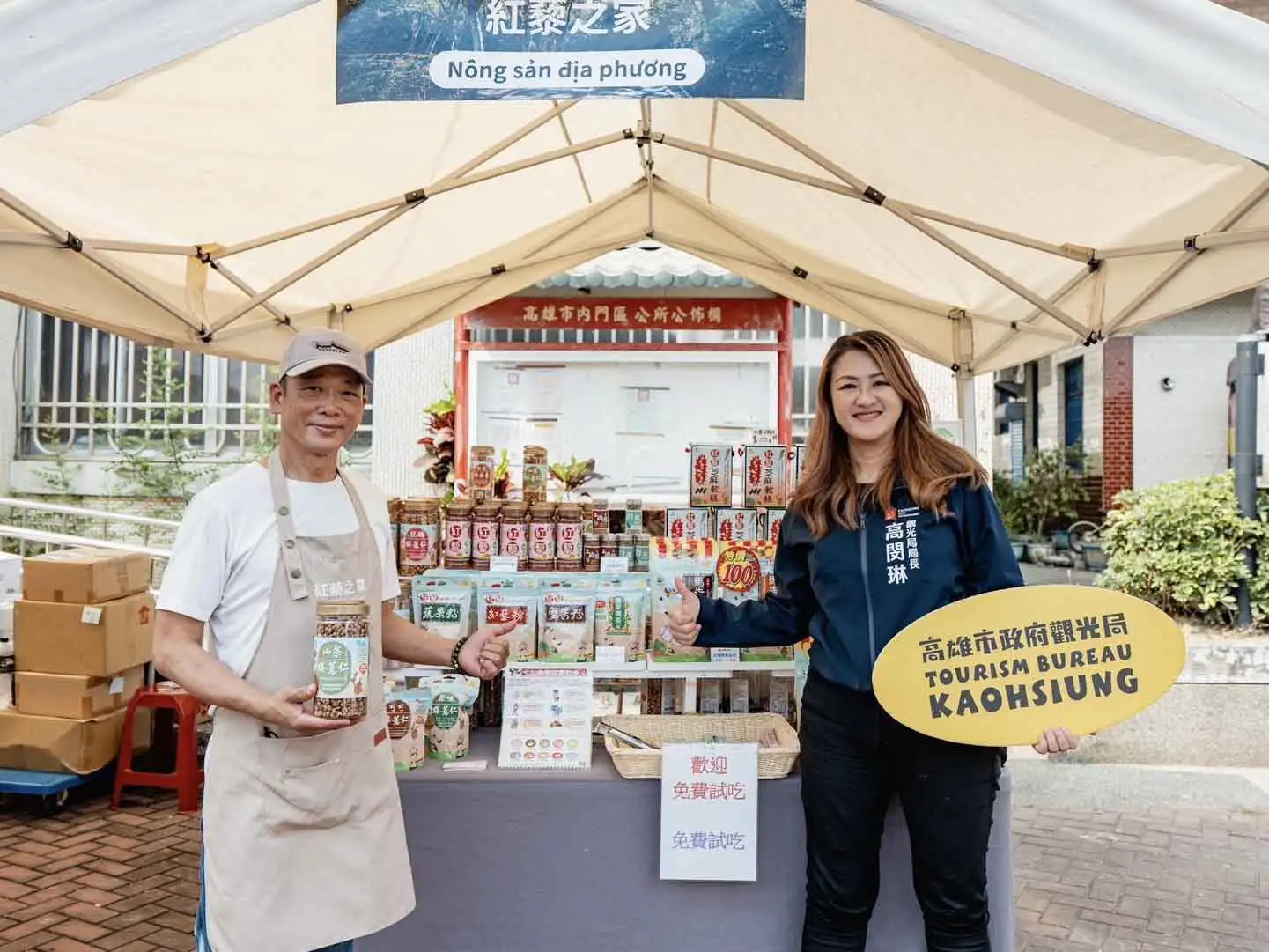 交通部觀光署攜手越南主力旅行社，於十九日在高雄內門紫竹寺廟埕舉辦台味辦桌盛宴，邀400名越南旅客體驗在地美食與宋江陣文化。（圖觀光局提供）