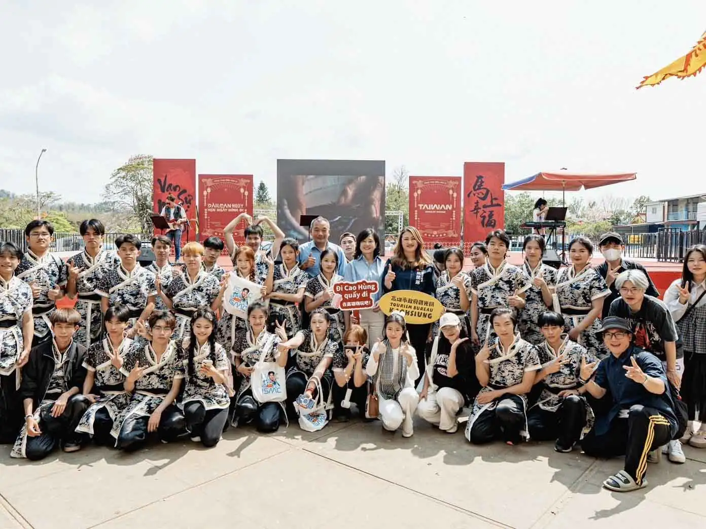 交通部觀光署攜手越南主力旅行社，於十九日在高雄內門紫竹寺廟埕舉辦台味辦桌盛宴，邀400名越南旅客體驗在地美食與宋江陣文化。（圖/觀光局提供）