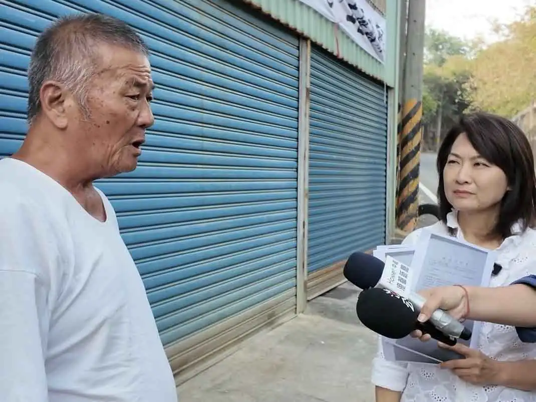 高雄市政府20日針對澄清巷住戶執行拆除作業，市議員陳麗娜到場協調後，拆除進度暫緩。（圖/陳麗娜提供）