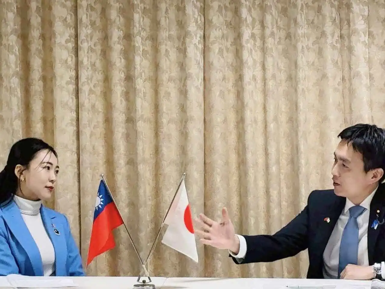 高雄市議員白喬茵赴日本東京自民黨大樓考察，並與青年局長平沼正二郎交流青年參與公共政策經驗。（白喬茵團隊提供）