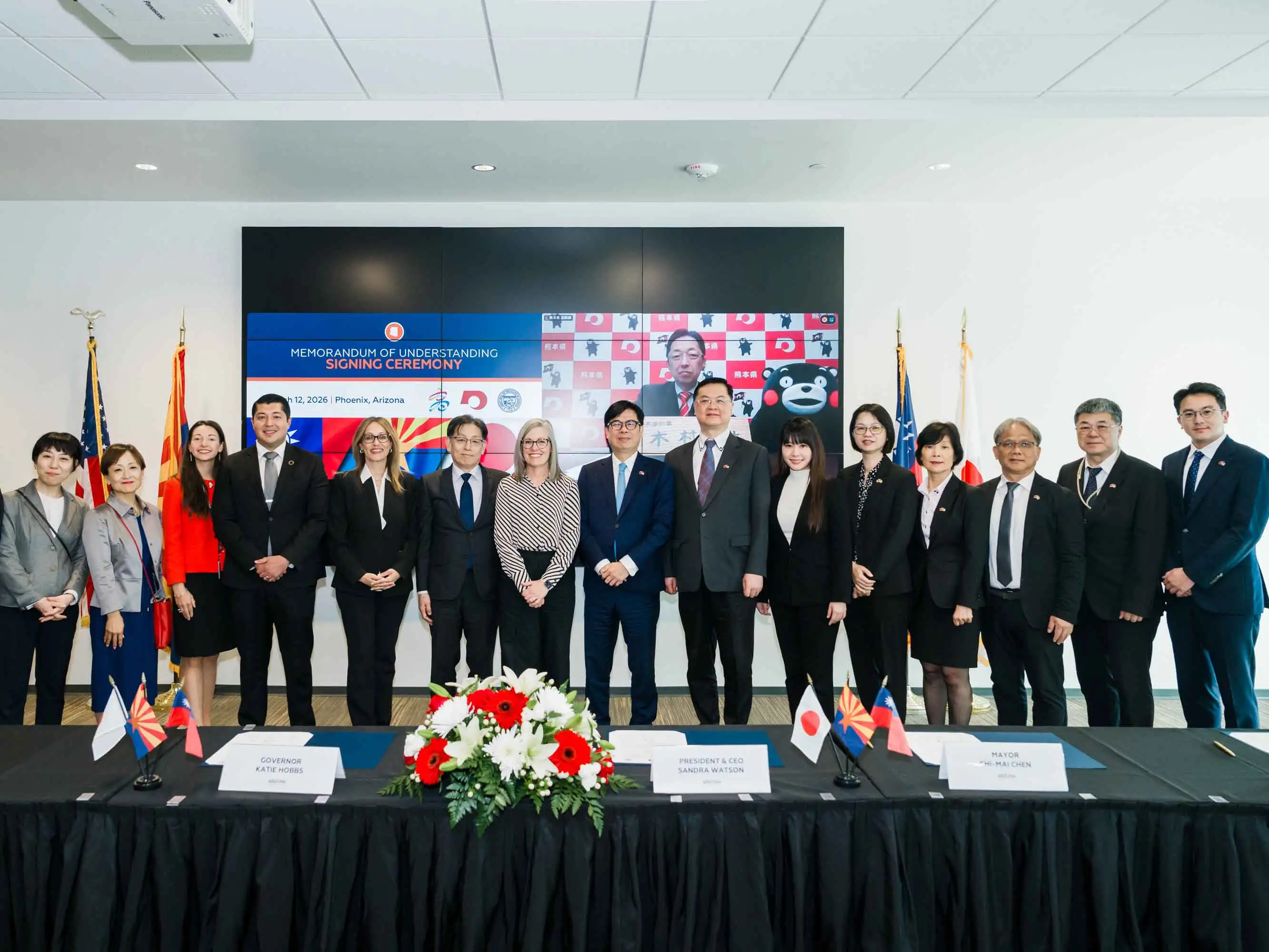 市長陳其邁出席高雄智慧城市展開幕典禮，親自頒發系統整合輸出獎，鼓勵業者將臺灣成熟的智慧城市經驗輸出國際市場。（圖/高雄市府提供）