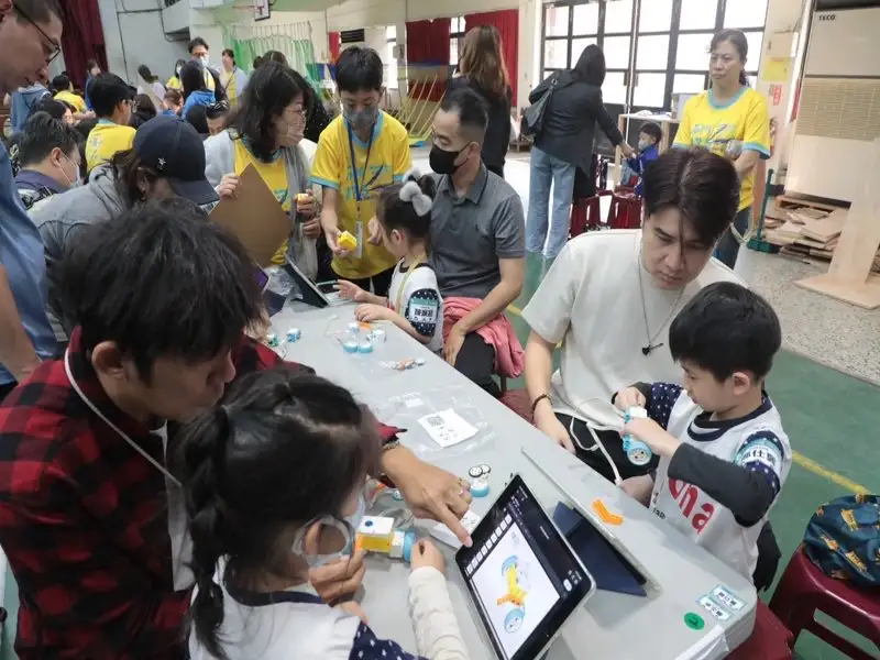 家長陪同孩子探索AI機器人科技。(圖:台南市教育部提供)