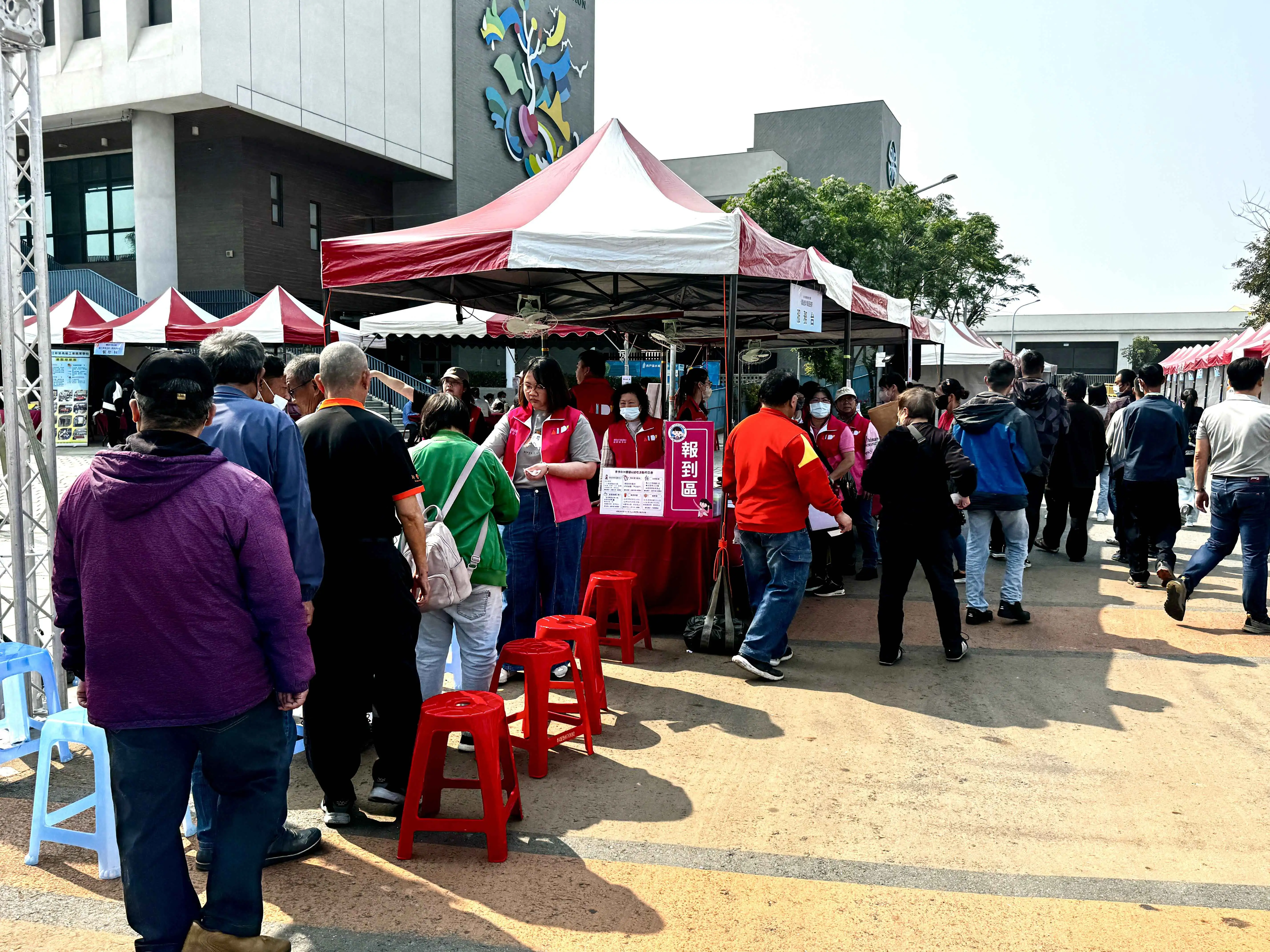 新營就業中心在台灣自來水研訓園區辦徵才，吸引不少求職民眾。(圖/雲嘉南分署提供)