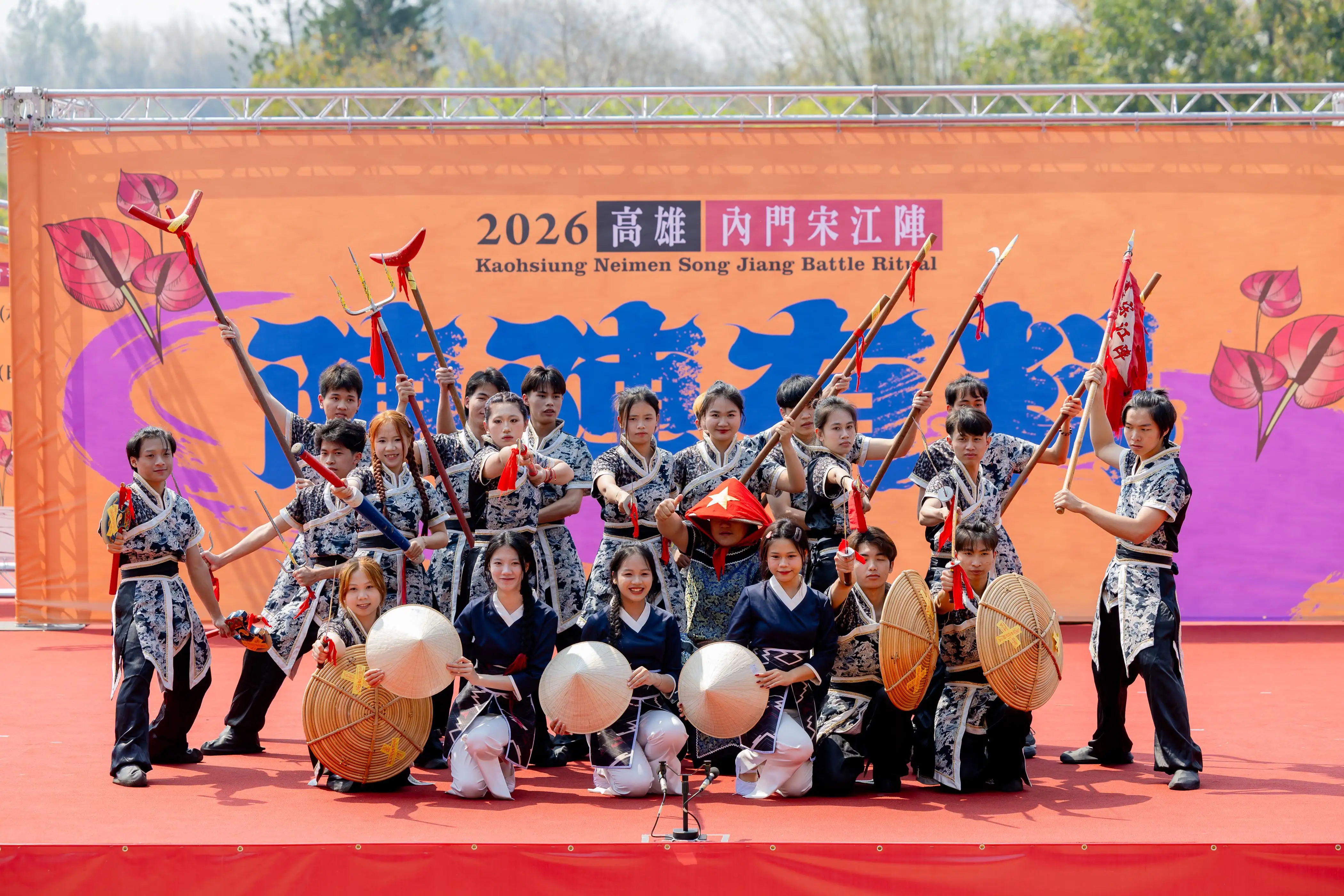 內門宋江陣活動21日於內門紫竹寺登場，24組文武陣頭齊聚，以古禮「青刀巷」迎賓揭開序幕。（圖/高雄市觀光局提供）