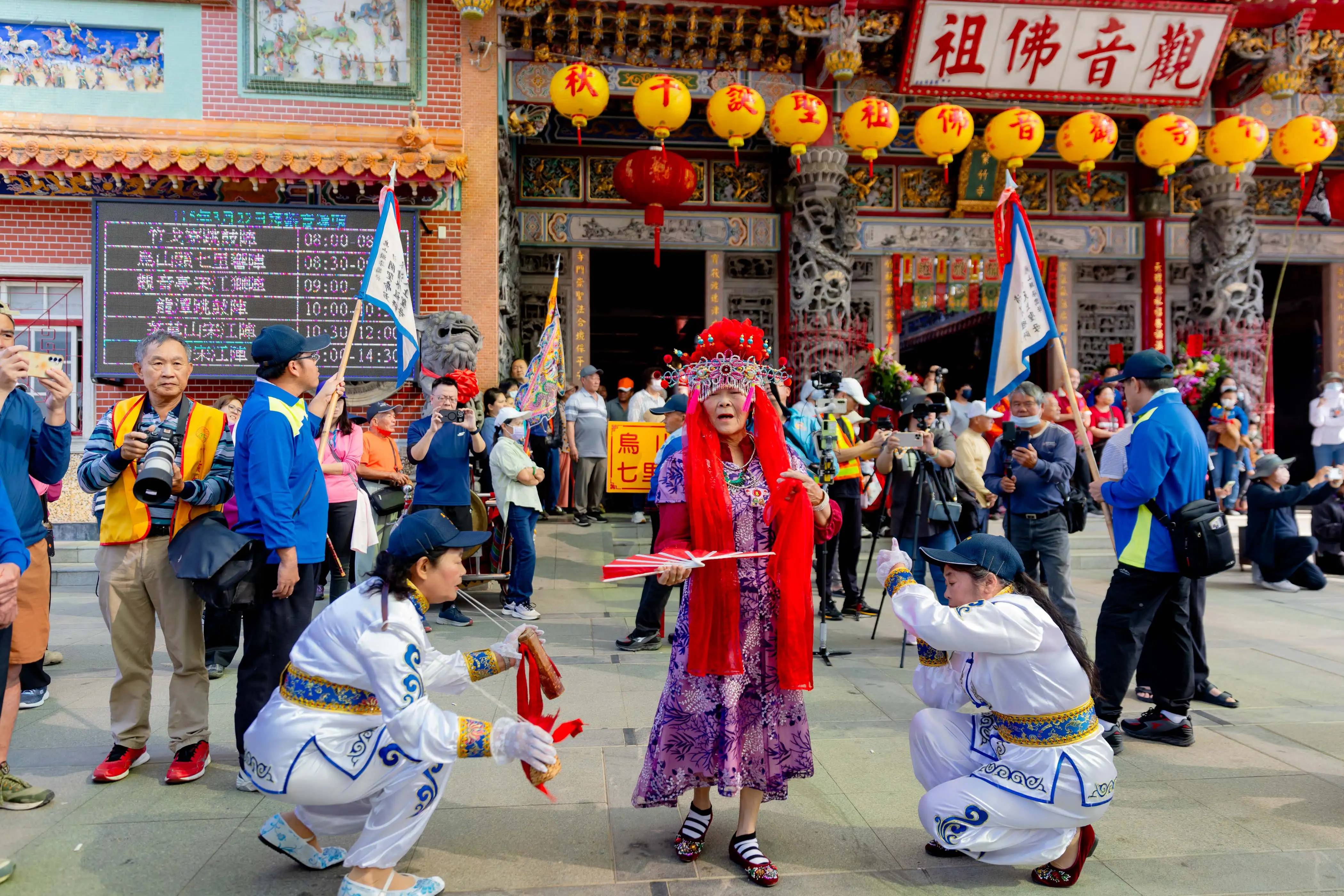 高雄內門宋江陣活動於紫竹寺前熱鬧展開，藝陣人員進行傳統陣頭表演與儀式演出。（圖/高雄市觀光局提供）