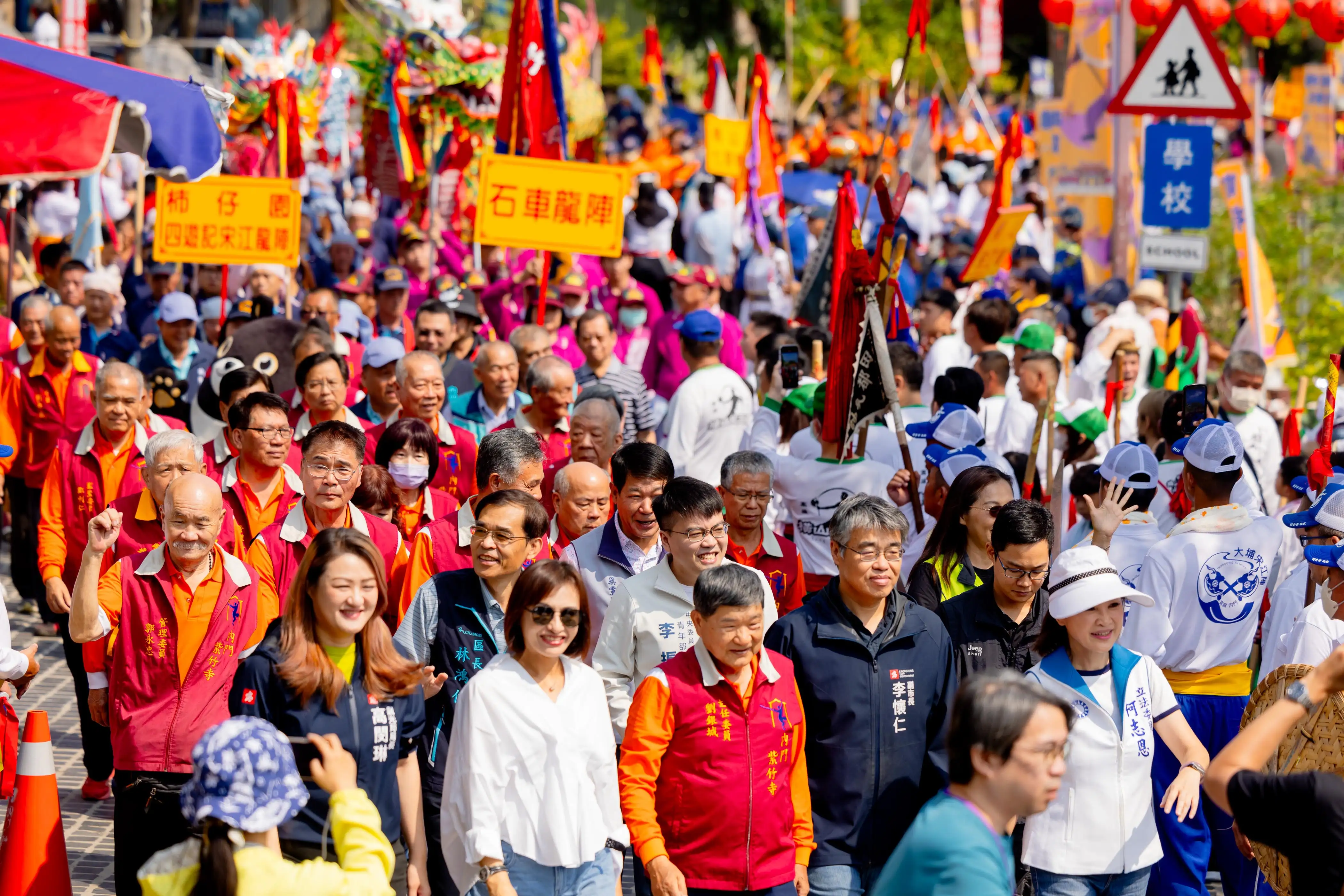 高雄內門宋江陣活動盛大登場，文武陣頭及地方人士沿街遶境，隊伍綿延、旗幟飄揚，展現傳統藝陣文化的熱鬧氛圍與深厚底蘊。（圖/高雄市觀光局提供）