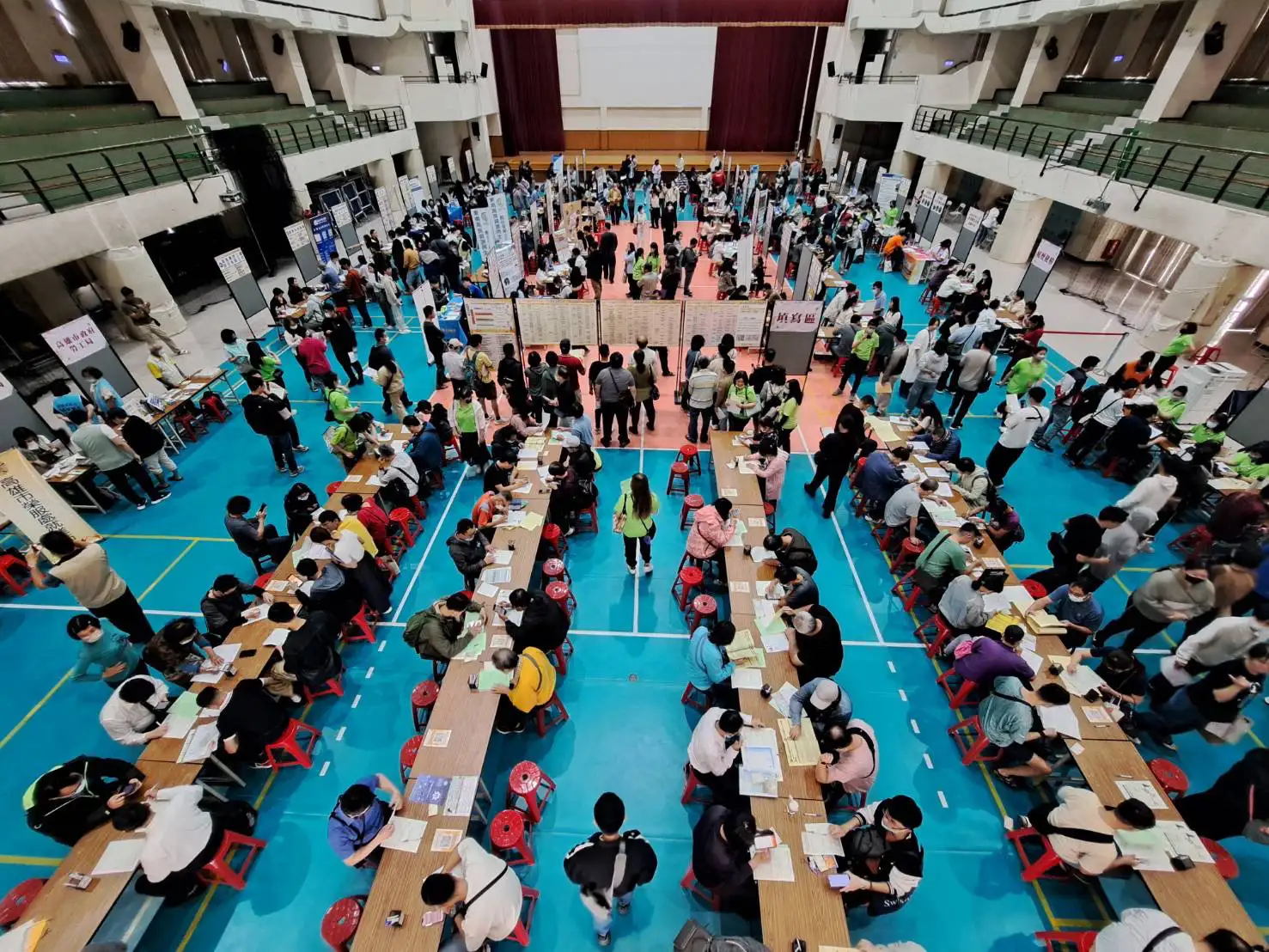 「薪動高雄 職得幸福」大型徵才活動於福誠高中登場，吸引大批求職民眾到場面試與投遞履歷。（圖/高雄市勞工局提供）